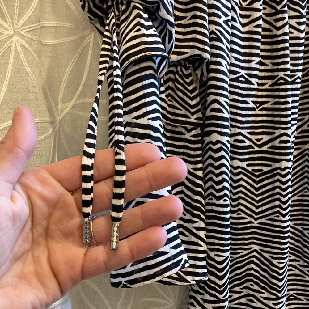 WHBM Aztec Pattern Blouse - Picture 4 of 13